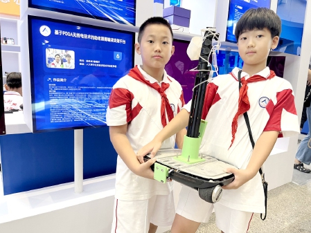 参赛学生展示作品.jpg 参赛学生展示作品.jpg