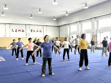 40余名职工开启八段锦学习之旅.jpg 40余名职工开启八段锦学习之旅.jpg
