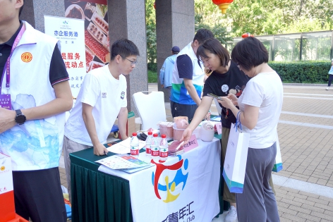 企业职工领取为企服务“礼包”.jpg 企业职工领取为企服务“礼包”.jpg