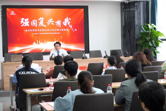 参会人员认真听取政策解读.jpg 参会人员认真听取政策解读.jpg