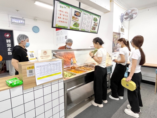 经开区核心区增设两处“潮汐式”养老助餐点.jpg 经开区核心区增设两处“潮汐式”养老助餐点.jpg