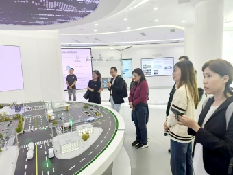 新加坡代表团走进亦庄调研自动驾驶.jpg 新加坡代表团走进亦庄调研自动驾驶.jpg