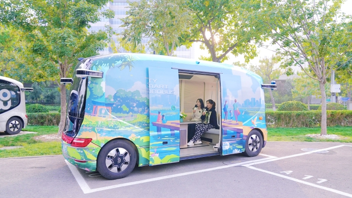 能唱K看电影的自动驾驶小巴亮相北京亦庄.jpg 能唱K看电影的自动驾驶小巴亮相北京亦庄.jpg