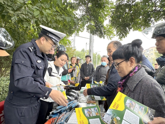 骑乘电动自行车 请戴好安全头盔.jpg