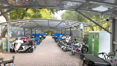 社区修缮充电车棚及增加防火隔板.jpg 社区修缮充电车棚及增加防火隔板.jpg