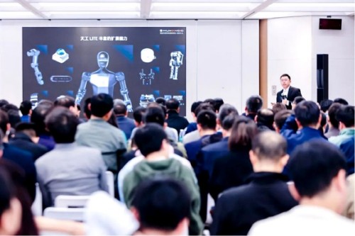 全国首个具身智能机器人俱乐部在亦庄成立 (1).jpg 全国首个具身智能机器人俱乐部在亦庄成立 (1).jpg