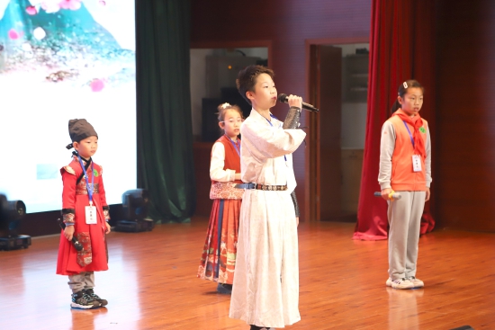 77名学生诵读诗词感受经典文化魅力.jpg 77名学生诵读诗词感受经典文化魅力.jpg