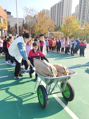 校园秋收实践带领学生感悟农耕之美.jpg