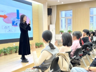 幼儿园专题讲座促进家园交流协作.jpg 幼儿园专题讲座促进家园交流协作.jpg