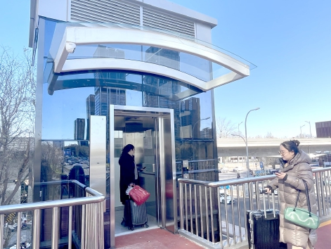 地铁亦庄线沿线过街天桥6部电梯完成改造.jpg 地铁亦庄线沿线过街天桥6部电梯完成改造.jpg