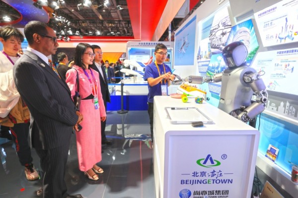 透过12张图片 看亦城产业聚变提升 (12).jpg