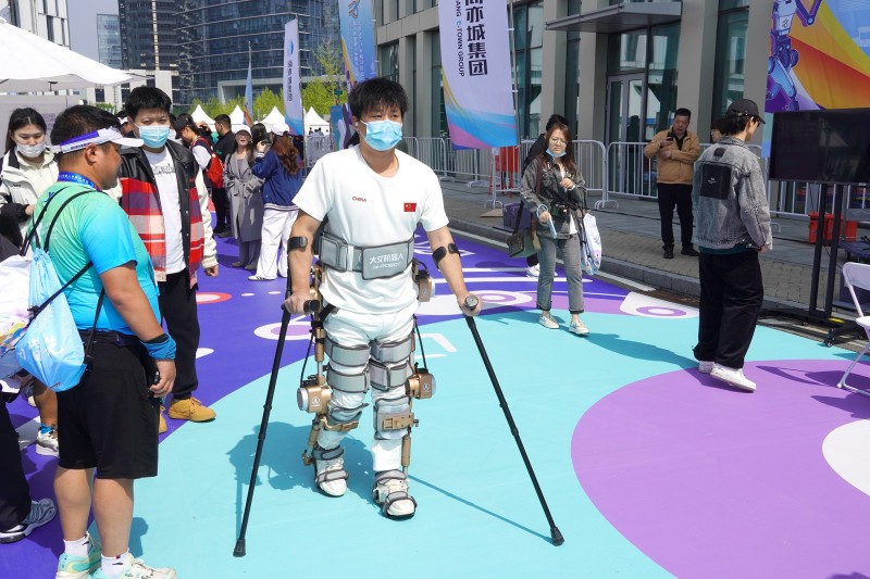 观众体验下肢外骨骼康复设备.jpg 观众体验下肢外骨骼康复设备.jpg