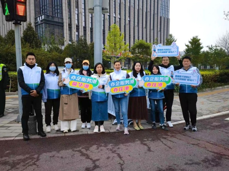 亦企服务港啦啦队在赛场为选手加油.jpg 亦企服务港啦啦队在赛场为选手加油.jpg