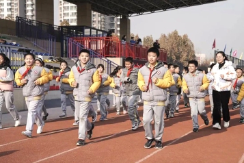 学生奔跑在操场上.jpg 学生奔跑在操场上.jpg