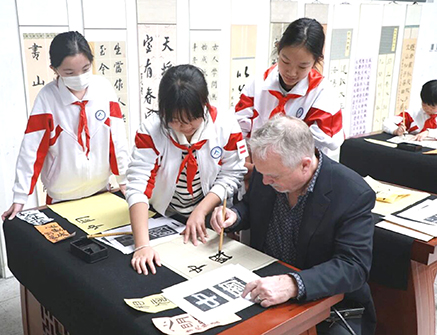 人亦与加拿大教育机构达成合作共识.jpg 人亦与加拿大教育机构达成合作共识.jpg