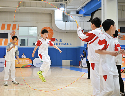 以赛促练 推动跳绳运动在校园深入开展.jpg