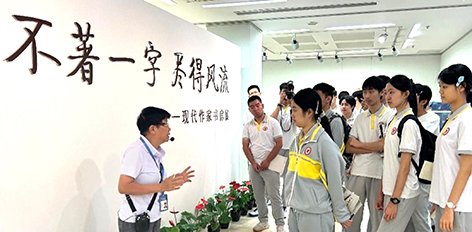 学校打造“行走的文学课堂”研学导学.jpg 学校打造“行走的文学课堂”研学导学.jpg