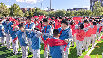 2026年经开区示范性新队员入队仪式举办 522名少年光荣加入中国少年先锋队.jpg 2026年经开区示范性新队员入队仪式举办 522名少年光荣加入中国少年先锋队.jpg