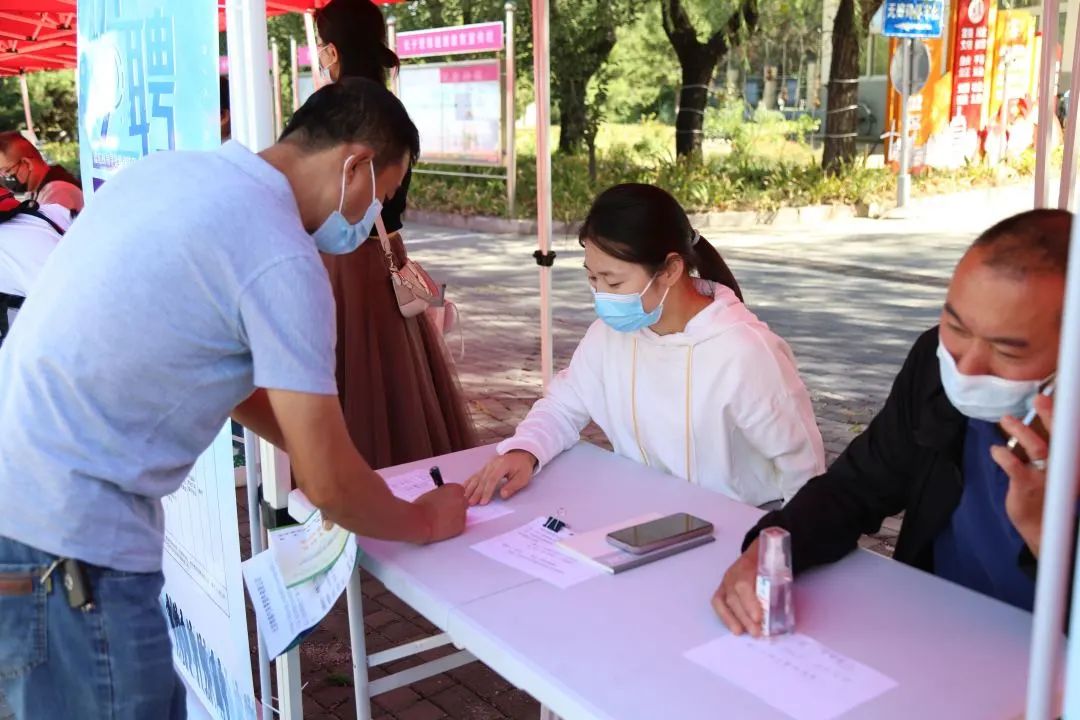 20家企业提供近百岗位!经开区今年首场街镇线下招聘会举办.jpg 20家企业提供近百岗位!经开区今年首场街镇线下招聘会举办.jpg