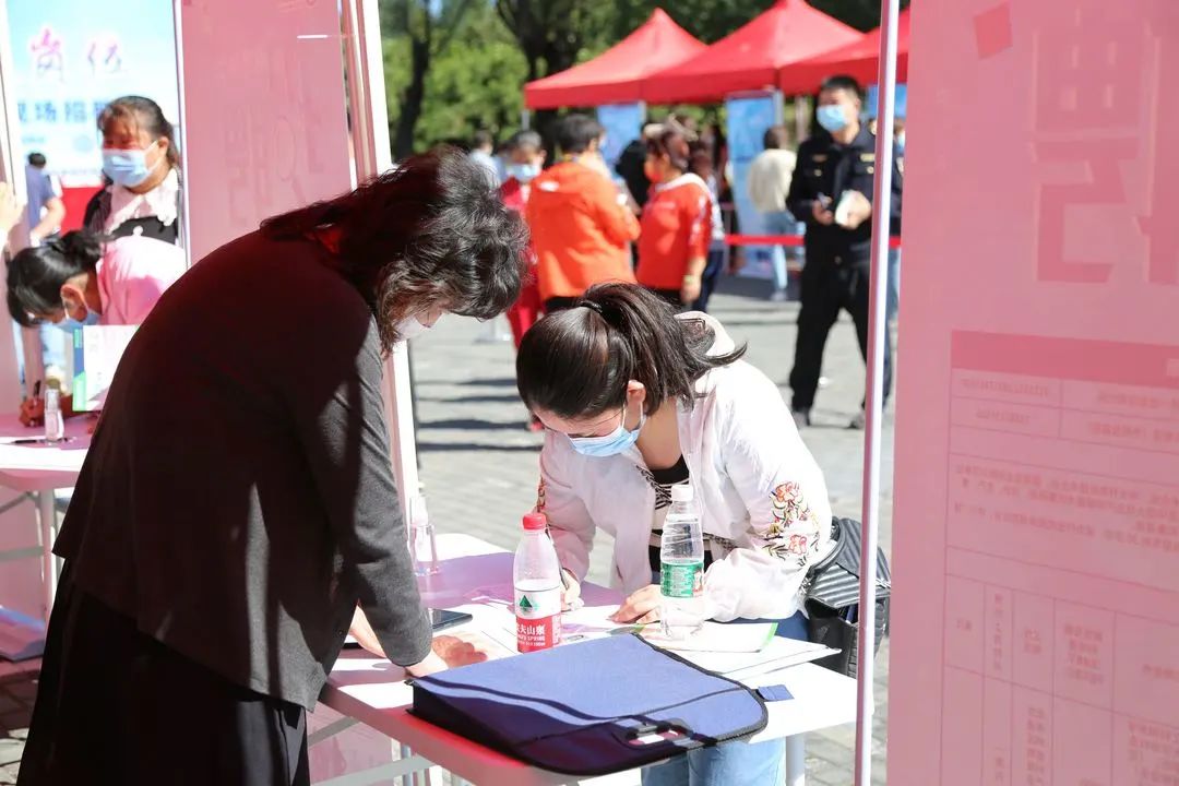 20家企业提供近百岗位!经开区今年首场街镇线下招聘会举办3.jpg 20家企业提供近百岗位!经开区今年首场街镇线下招聘会举办3.jpg