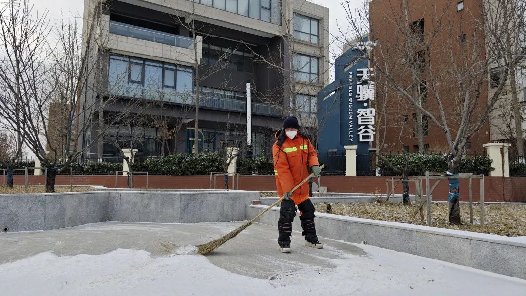 以雪为令!扫雪铲冰保出行,十八般兵器各路人马齐上阵3.jpg 以雪为令!扫雪铲冰保出行,十八般兵器各路人马齐上阵3.jpg
