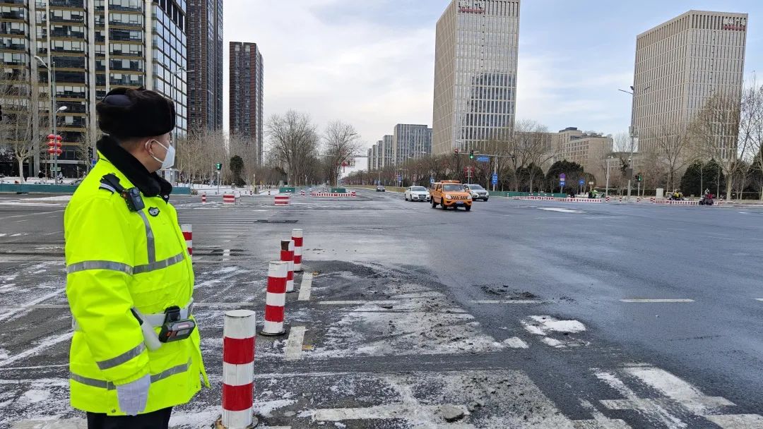 以雪为令!扫雪铲冰保出行,十八般兵器各路人马齐上阵6.jpg 以雪为令!扫雪铲冰保出行,十八般兵器各路人马齐上阵6.jpg