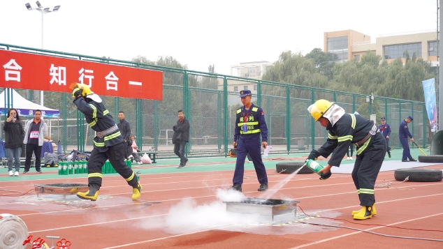 380人参与消防自防自救力量比武竞赛.jpg 380人参与消防自防自救力量比武竞赛.jpg