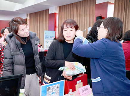 “助企健康服务”把医疗送到职工身边.jpg “助企健康服务”把医疗送到职工身边.jpg