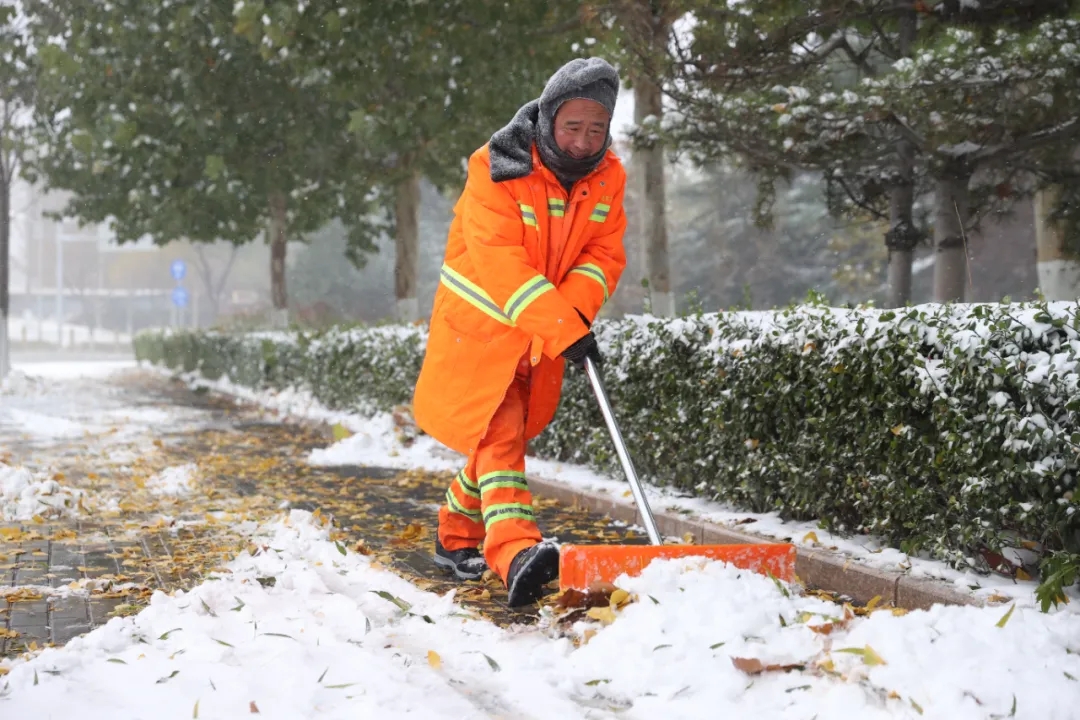 亦城飞雪中,他们的身影很美.webp (3).jpg 亦城飞雪中,他们的身影很美.webp (3).jpg
