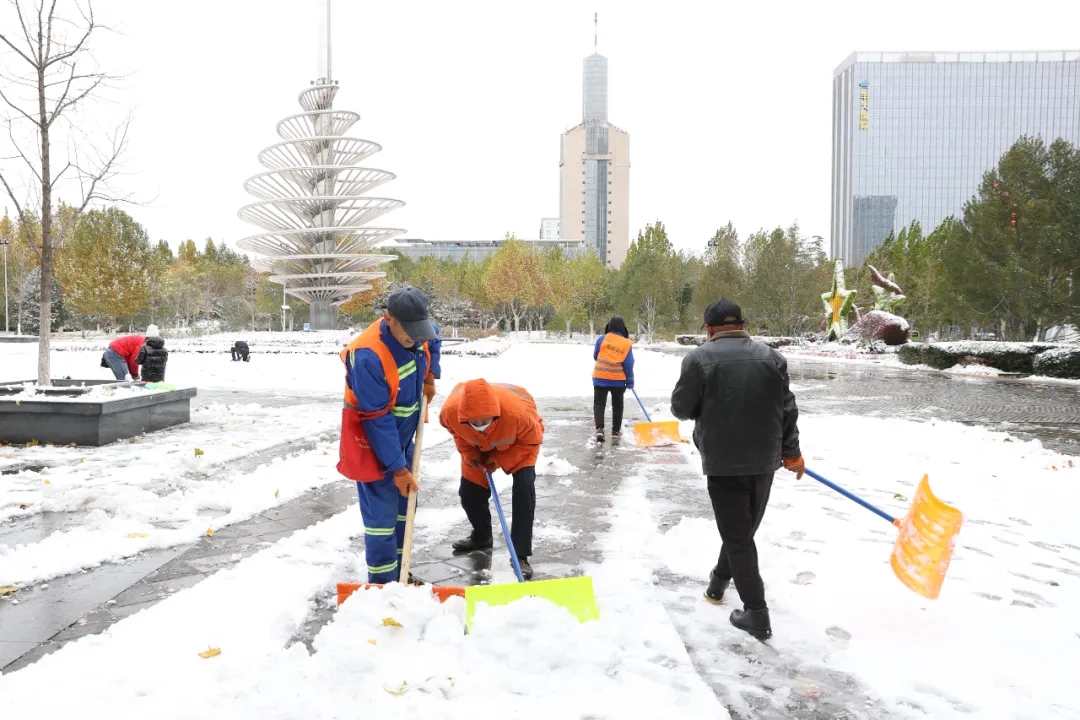 亦城飞雪中,他们的身影很美.webp (4).jpg 亦城飞雪中,他们的身影很美.webp (4).jpg