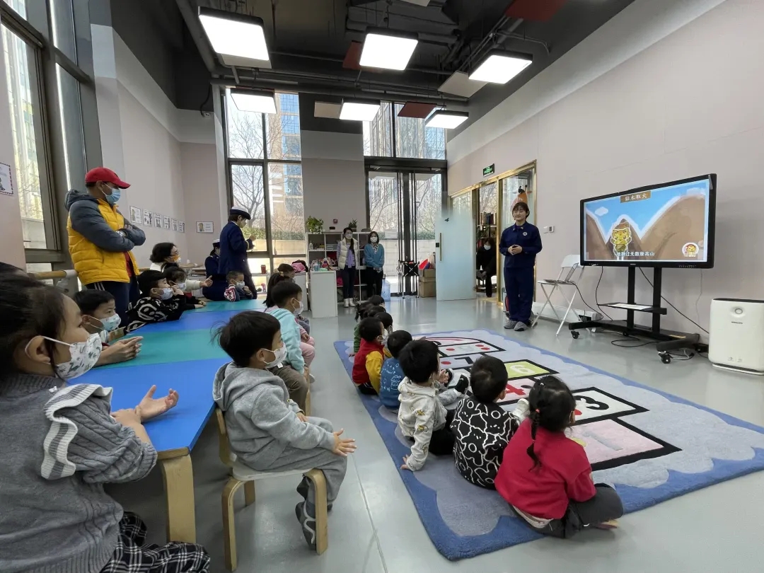 “蓝朋友”走进幼儿园,为萌娃送上安全课.webp.jpg “蓝朋友”走进幼儿园,为萌娃送上安全课.webp.jpg