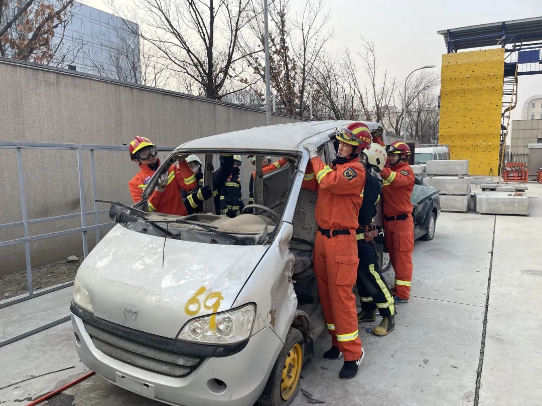 以战为练!北京经开区消防救援支队开展车辆破拆训练.webp.jpg 以战为练!北京经开区消防救援支队开展车辆破拆训练.webp.jpg