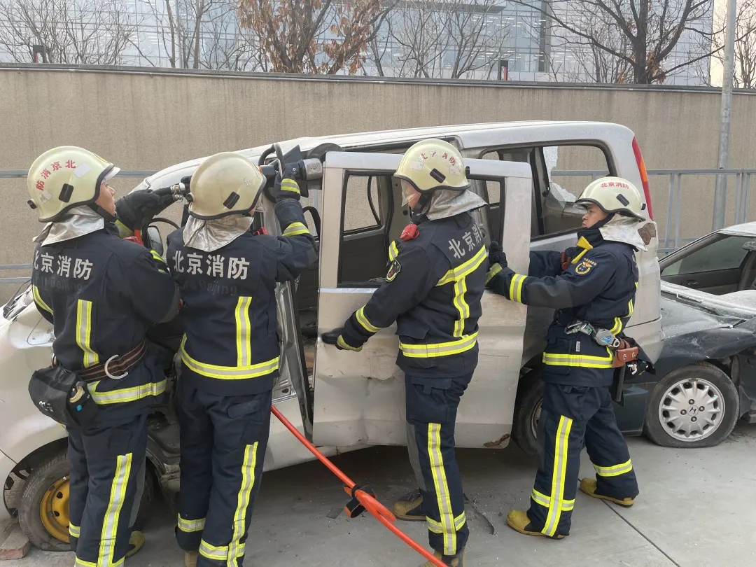 以战为练!北京经开区消防救援支队开展车辆破拆训练.webp (1).jpg 以战为练!北京经开区消防救援支队开展车辆破拆训练.webp (1).jpg