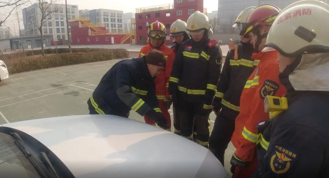 以战为练!北京经开区消防救援支队开展车辆破拆训练.webp (2).jpg 以战为练!北京经开区消防救援支队开展车辆破拆训练.webp (2).jpg