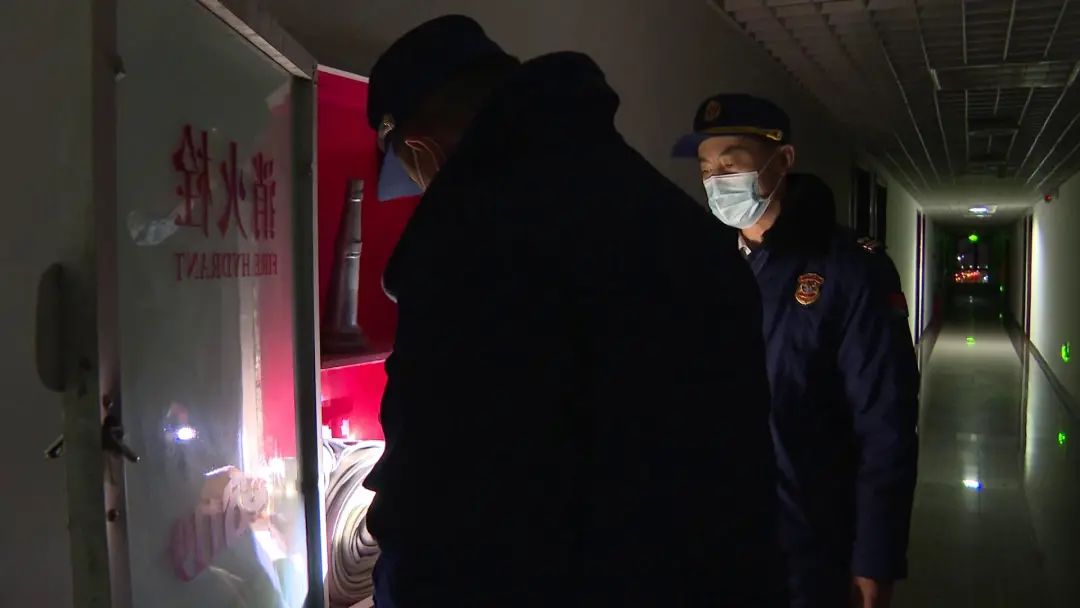 夜查不停歇!北京经开区筑牢消防安全屏障2.jpg 夜查不停歇!北京经开区筑牢消防安全屏障2.jpg