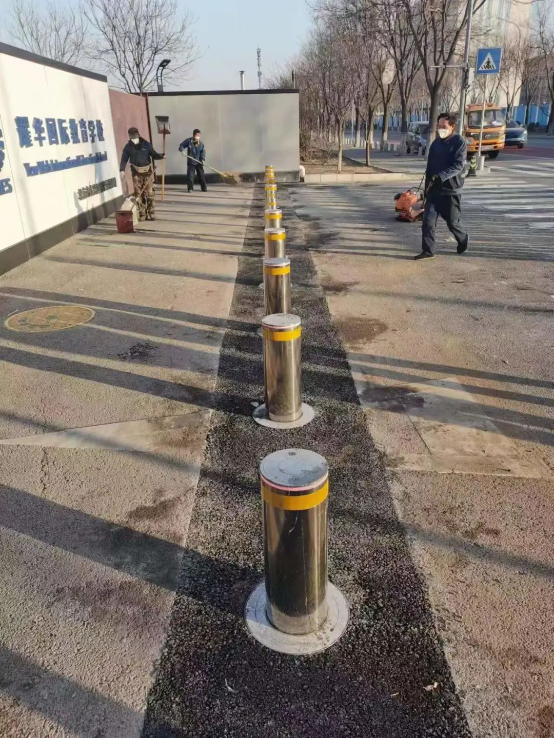 增设防撞设施、警示标牌!亦庄新城18所学校及幼儿园提升防护能力.jpg 增设防撞设施、警示标牌!亦庄新城18所学校及幼儿园提升防护能力.jpg