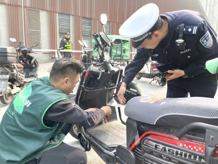 经开区多举措助力电动自行车走好“安全路”.jpg