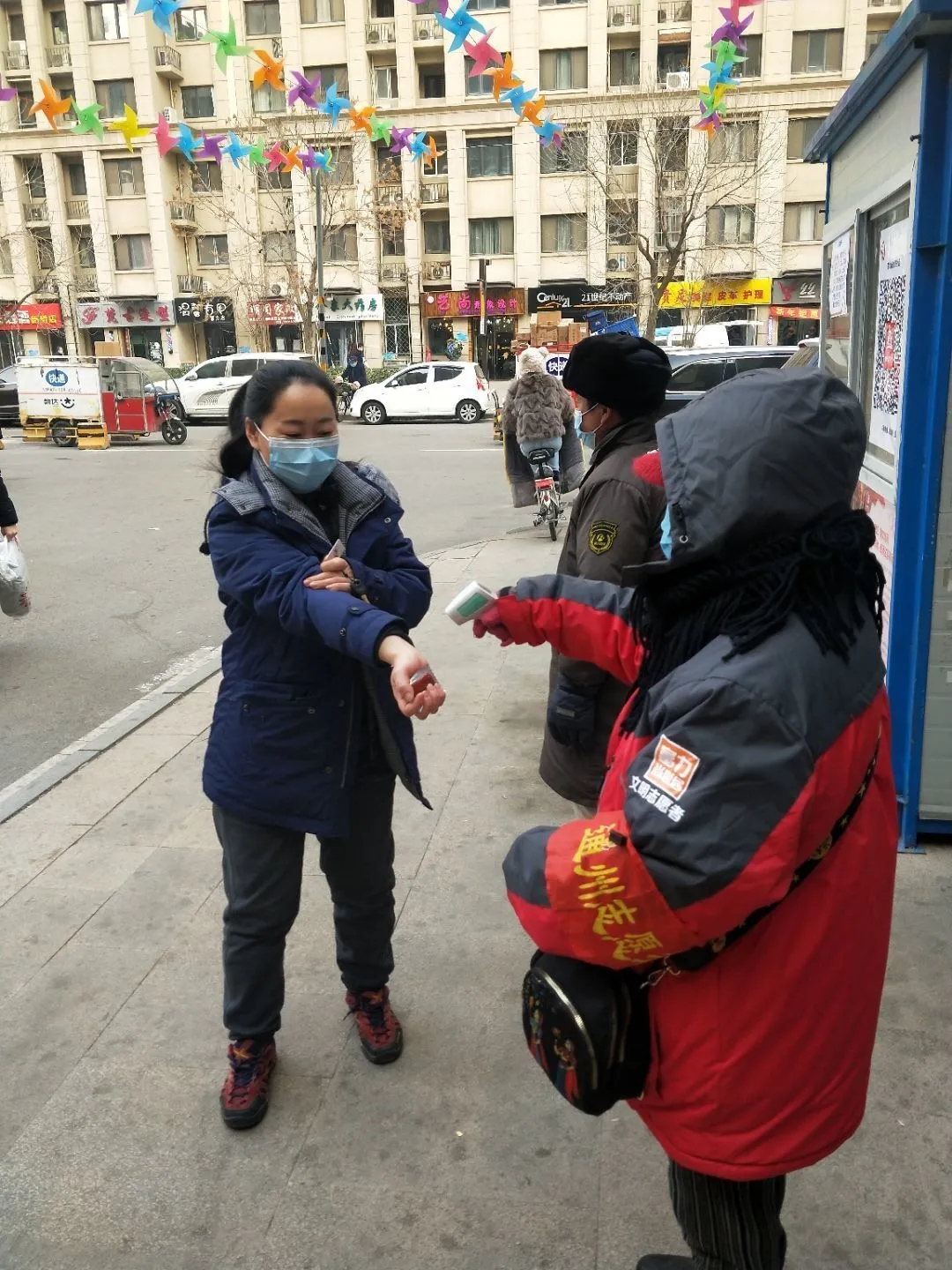 党员模范带头，小分队为民解忧.webp (1).jpg