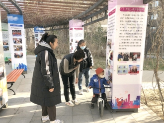 党建宣传长廊吸引居民驻足.jpg 党建宣传长廊吸引居民驻足.jpg