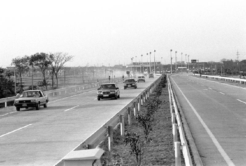 在没有路的地方,中国探出一条条新路2.jpg 在没有路的地方,中国探出一条条新路2.jpg