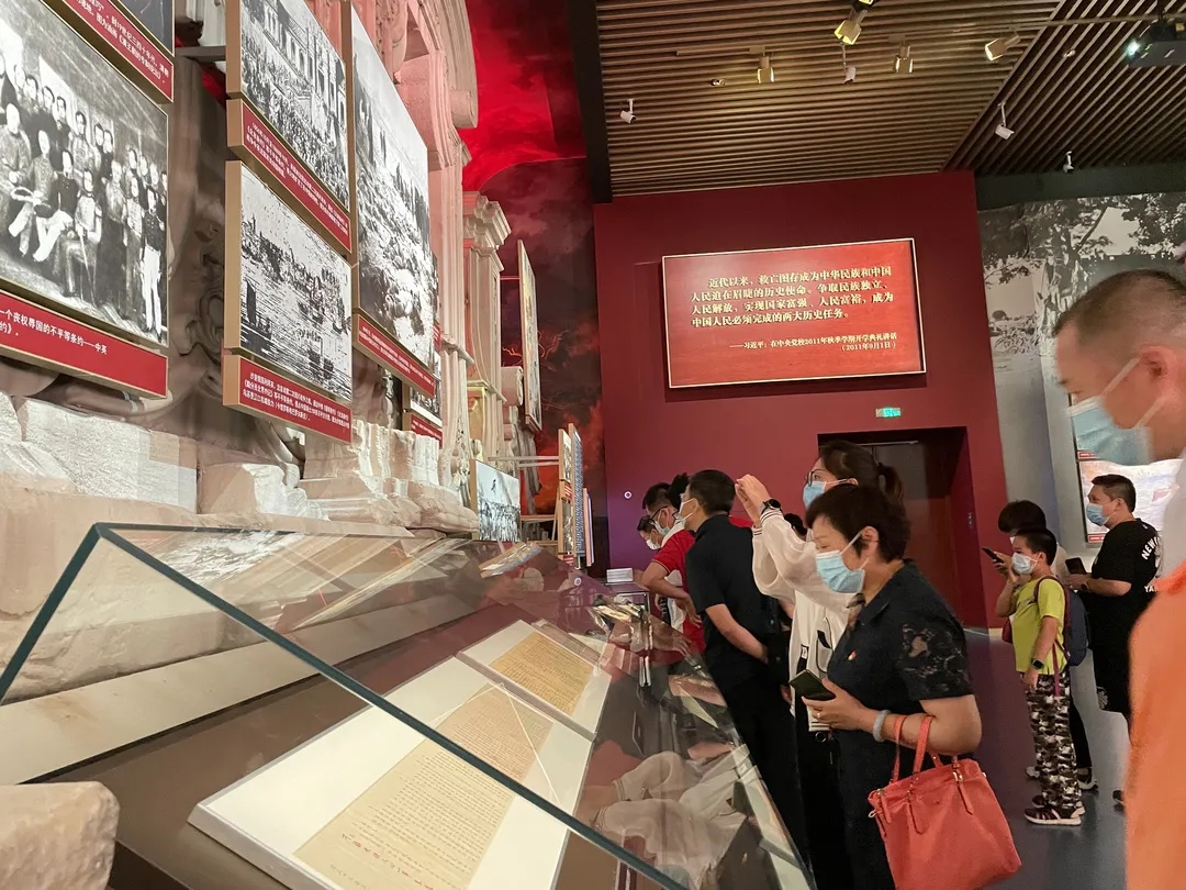 追寻初心与“印记”,北京经开区党员群众参观中国共产党历史展览馆.webp (3).jpg 追寻初心与“印记”,北京经开区党员群众参观中国共产党历史展览馆.webp (3).jpg