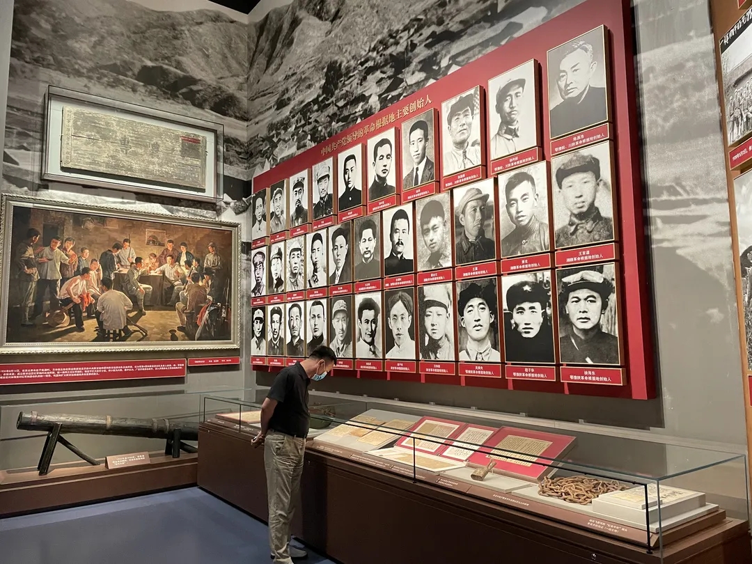 追寻初心与“印记”,北京经开区党员群众参观中国共产党历史展览馆.webp (4).jpg