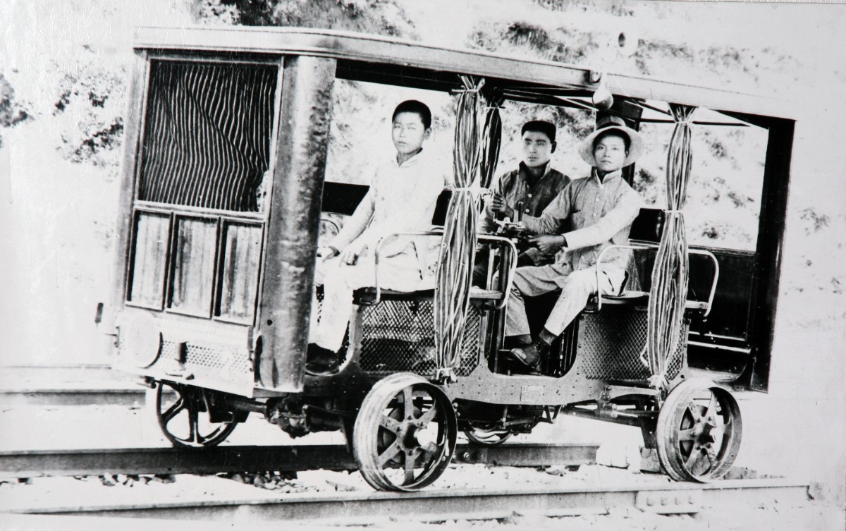 1922年8月长辛店铁路工人罢工，工人代表驾驶轨道车前往北京城里谈判.jpeg