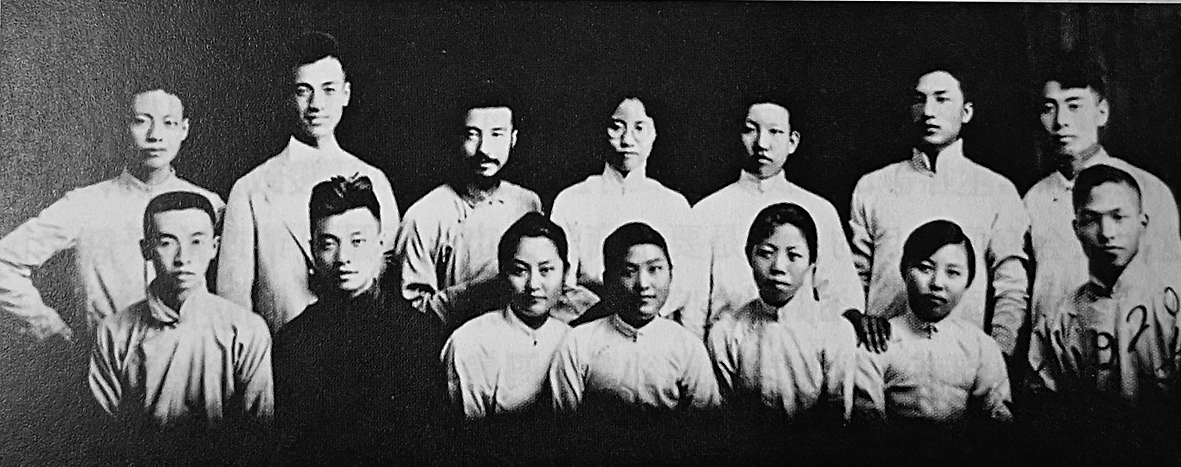 1920年，觉悟社部分成员合影。后排左三为马骏，右一为周恩来；前排左五为邓颖超。.jpeg