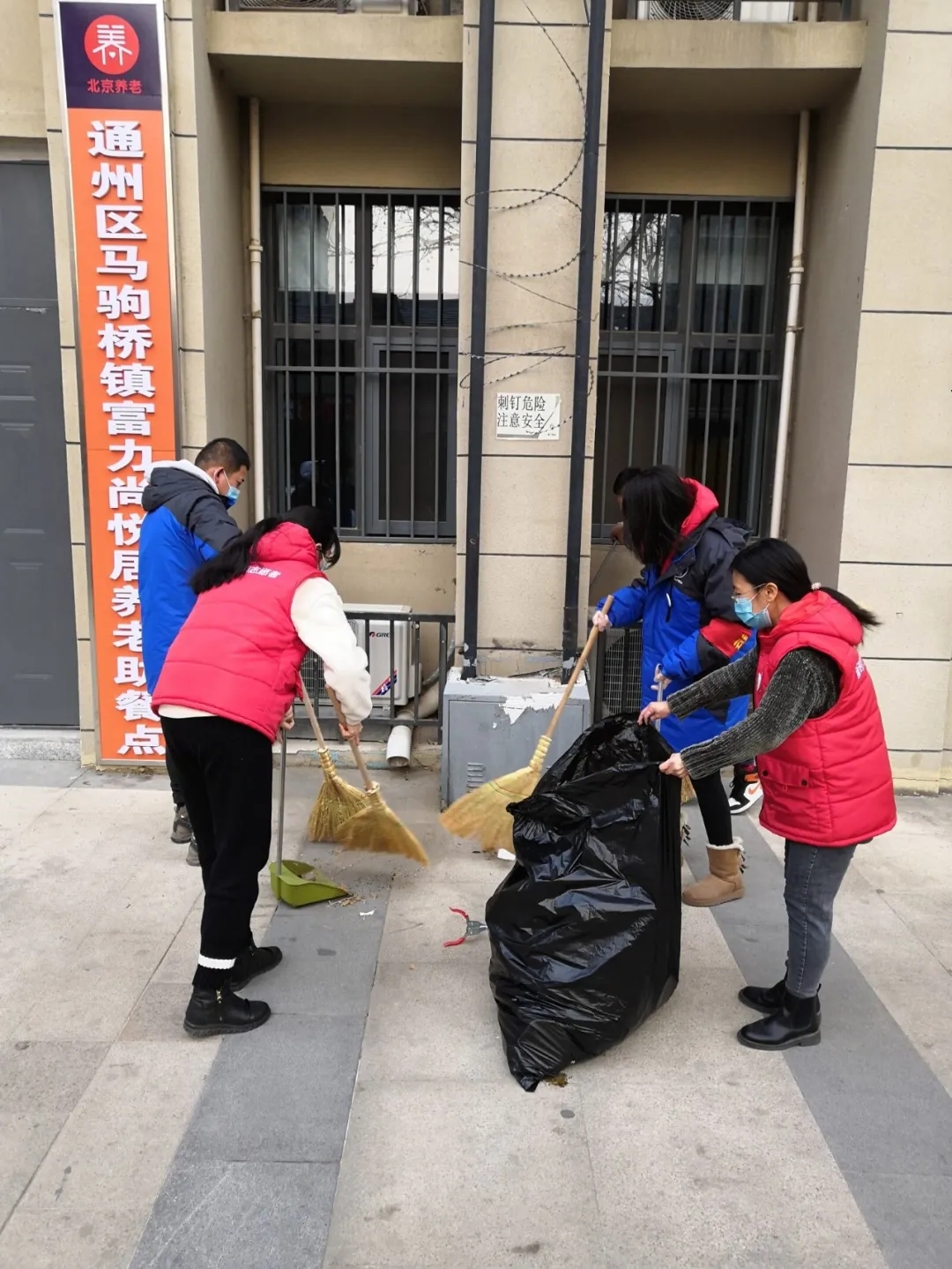 党员模范带头,小分队为民解忧.webp (3).jpg 党员模范带头,小分队为民解忧.webp (3).jpg