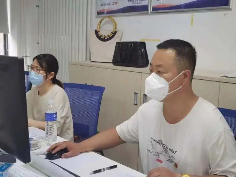 下沉有力量!党员干部战“疫”显担当2.jpg 下沉有力量!党员干部战“疫”显担当2.jpg