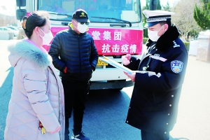 交通大队为企业驰援武汉开辟“绿色通道” (1).jpg