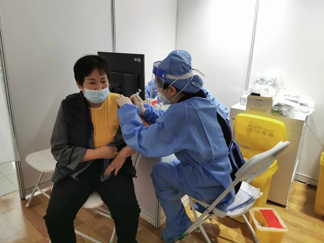 12月31日前接种新冠疫苗第三针，百元消费券即打即领、消费立减，接种位置在.webp (4).jpg