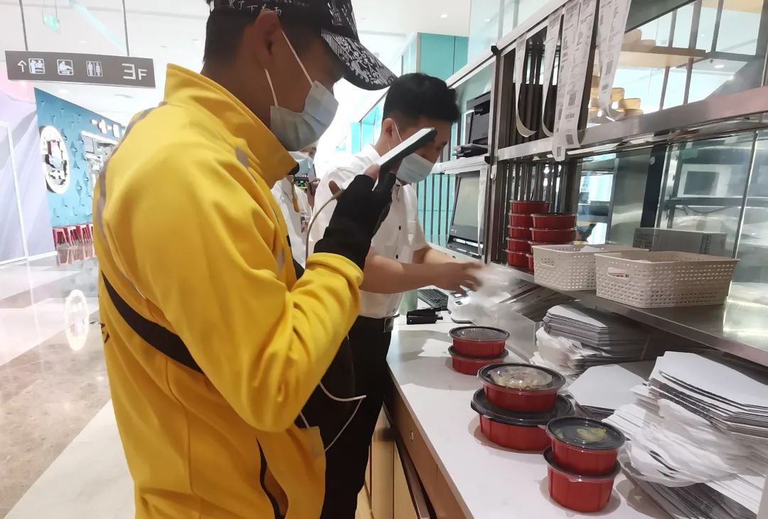 “堂食转外卖”第一天，记者实地探访经开区餐饮店3.jpg