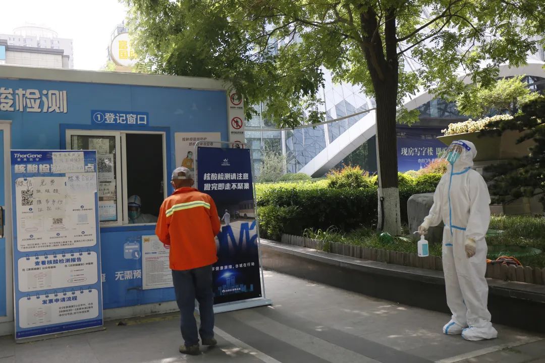 百岁老人带头接种疫苗、“大白”高温坚守岗位……夏日亦城抗疫图景.jpg
